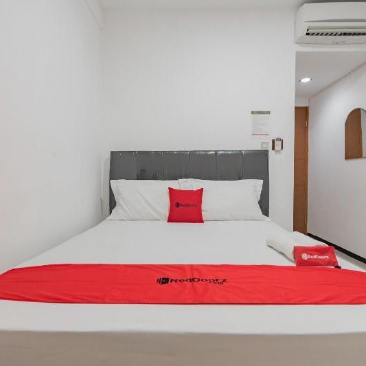 RedDoorz Syariah @ Afifah Guest House near Bikasoga Sport Center