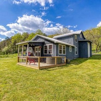 The Barn, Hot Tub, WIFI, 560 FREE tickets each paid day Thumbnail