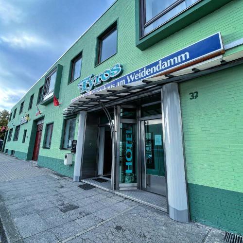 Tyros Hotel und Gästehaus am Weidendamm Thumbnail