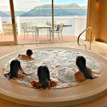 Holly Tree Hotel, Swimming Pool & Hot Tub