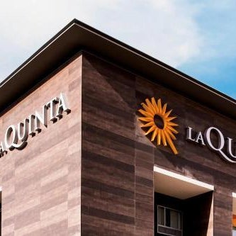 La Quinta Inn & Suites by Wyndham San Antonio Seaworld LAFB Thumbnail
