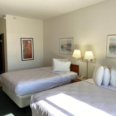 Carlyle Inn & Suites Thumbnail