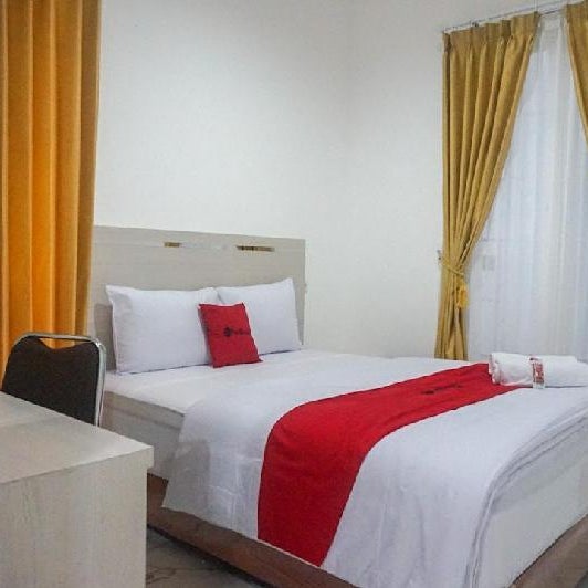 RedDoorz near Araya Family Club House