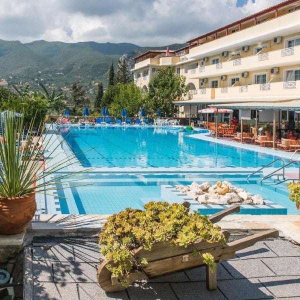 Koukounaria Hotel & Suites
