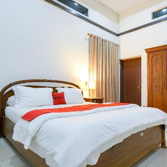 RedDoorz @ Avros Guest House Medan Thumbnail
