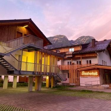 Seehotel am Hallstättersee modern rooms with AC