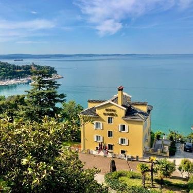 Hotel Riviera & Maximilian's Thumbnail