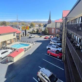 Super 8 by Wyndham Pigeon Forge Downtown Thumbnail