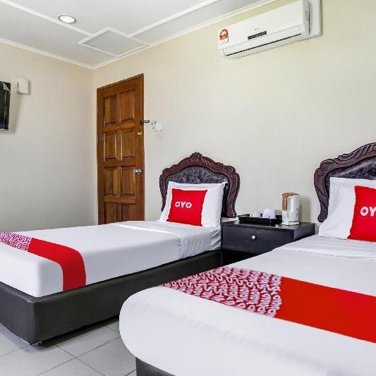 OYO 90376 Centre Point Hotel