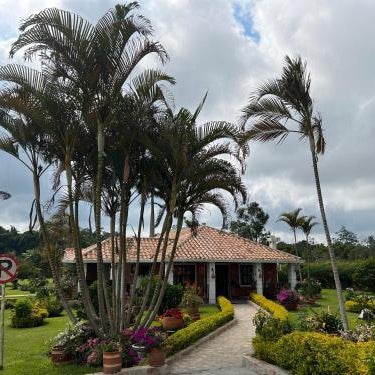Hermosa Cabana con bonito Jardin y piscina en la Mesa de los Santos