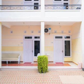 RedDoorz Syariah at Aura Homestay