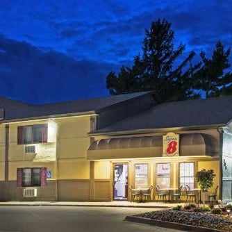 Super 8 by Wyndham Pella Thumbnail