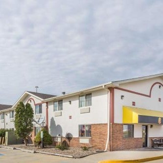 Super 8 by Wyndham Pontiac Thumbnail