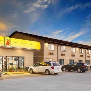 Super 8 by Wyndham Macomb Thumbnail