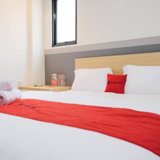 RedDoorz Plus near Taman Anggrek Mall Thumbnail
