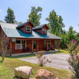 Bear Hugs, Free Tickets, Hot Tub, WIFI!!!
