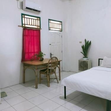 Ombai Guest House 27 Syariah Mitra RedDoorz Thumbnail