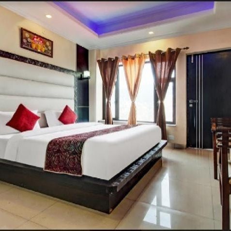 Uphill Courtyard Family Suites for 1 to 6 People on Hilltop