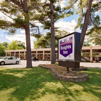 Super 8 by Wyndham Traverse City Thumbnail