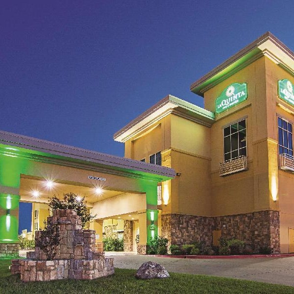 La Quinta Inn & Suites by Wyndham Ft. Worth - Forest Hill TX