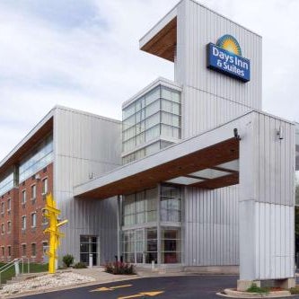 Days Inn & Suites by Wyndham Milwaukee Thumbnail
