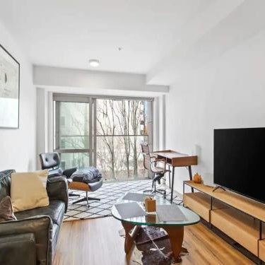 Central Modern Apartment with Remote Working Space Thumbnail