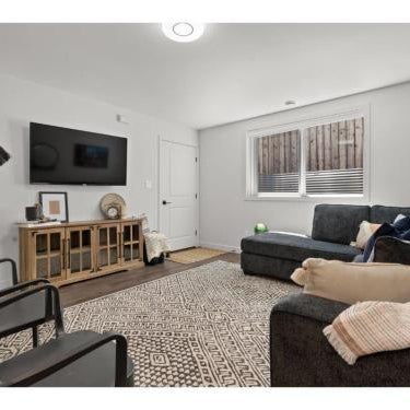 Livingston Way I Sleep 6 I Netflix I Kitchen I TV Thumbnail