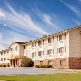 Super 8 by Wyndham Fayetteville Thumbnail