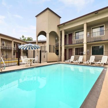 Super 8 by Wyndham San Antonio Pearl District / Downtown Thumbnail