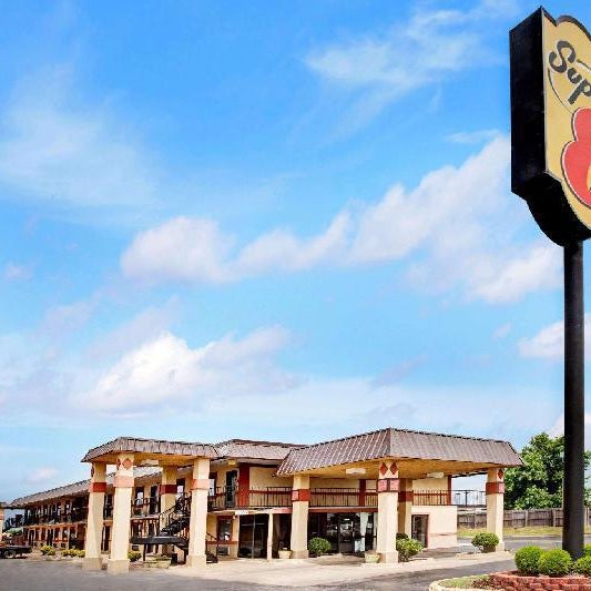 Super 8 by Wyndham Shawnee Thumbnail