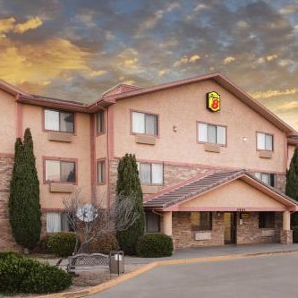 Super 8 by Wyndham Kingman Thumbnail