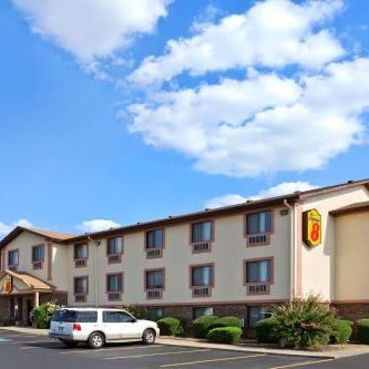 Super 8 by Wyndham Russellville Thumbnail