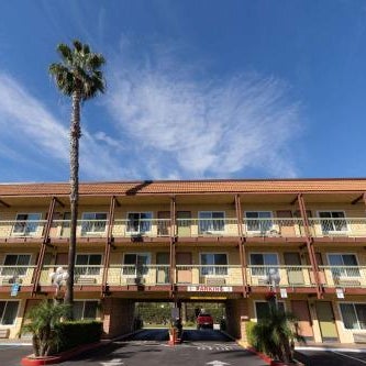 Super 8 by Wyndham Anaheim/Disneyland Drive Thumbnail