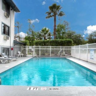 Super 8 by Wyndham Gainesville Thumbnail