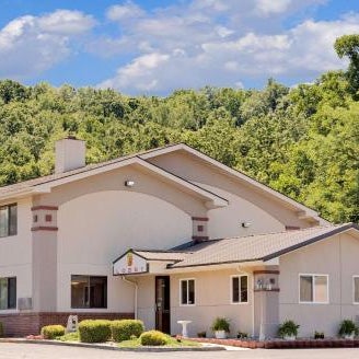 Super 8 by Wyndham Elkins Thumbnail