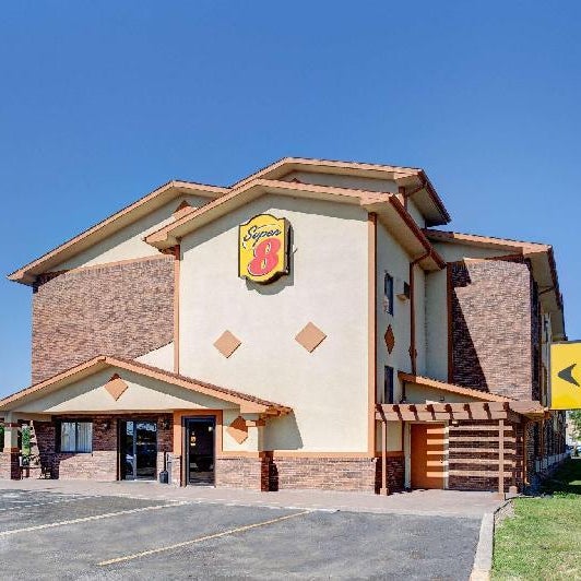 Super 8 by Wyndham Roseville/Detroit Area Thumbnail