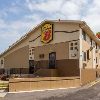 Super 8 by Wyndham Janesville Thumbnail