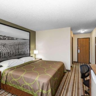 Super 8 by Wyndham Storm Lake Thumbnail