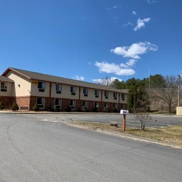 Super 8 by Wyndham Tilton/Lake Winnipesaukee Thumbnail