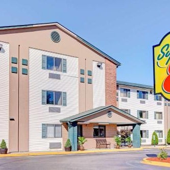Super 8 by Wyndham Louisville Airport Thumbnail