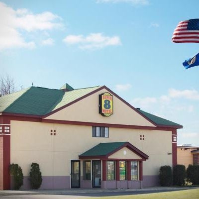 Super 8 by Wyndham Fairmont Thumbnail