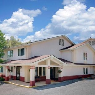 Super 8 by Wyndham Newburgh/West Point Stewart Intl Airport Thumbnail
