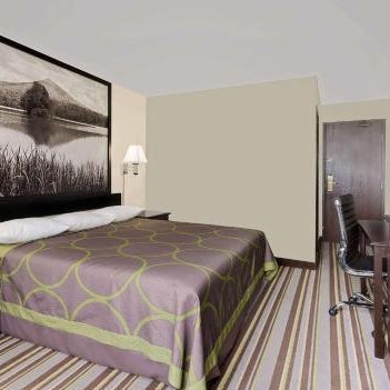 Super 8 by Wyndham Waynesboro Thumbnail