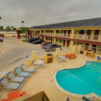 Deluxe Inn and Suites Thumbnail