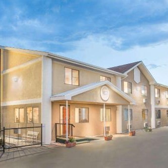 Super 8 by Wyndham Riverton Thumbnail