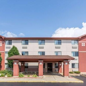 Super 8 by Wyndham St. Charles Thumbnail