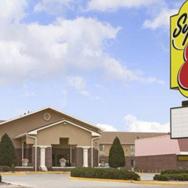 Super 8 by Wyndham Gallup Thumbnail