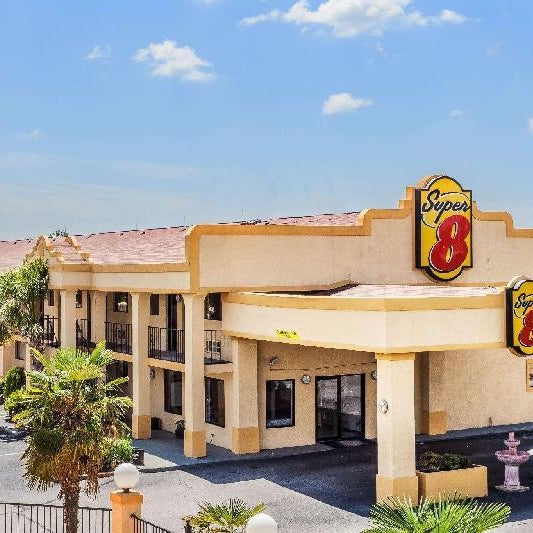 Super 8 by Wyndham Stockbridge Thumbnail