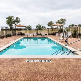 Days Inn & Suites by Wyndham Mineral Wells Thumbnail