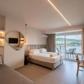 Paralimnio Suites